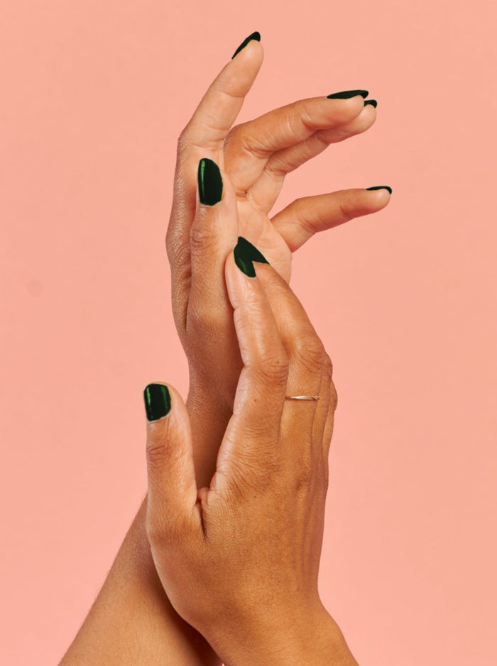 BKIND Vernis à Ongles - En Beau Fusil, vernis vert sapin. Parfaite idée de cadeau pour femme.