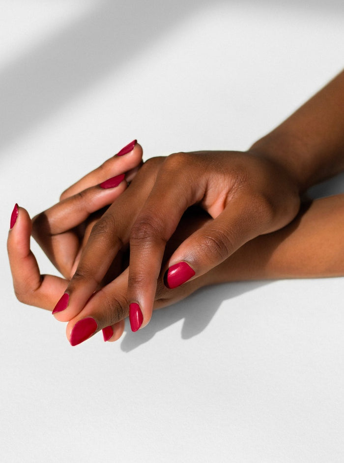BKIND Vernis à Ongles - Pink Beet Latté, rose écarlate aux nuances de rouge. Parfaite idée de cadeau pour femme.
