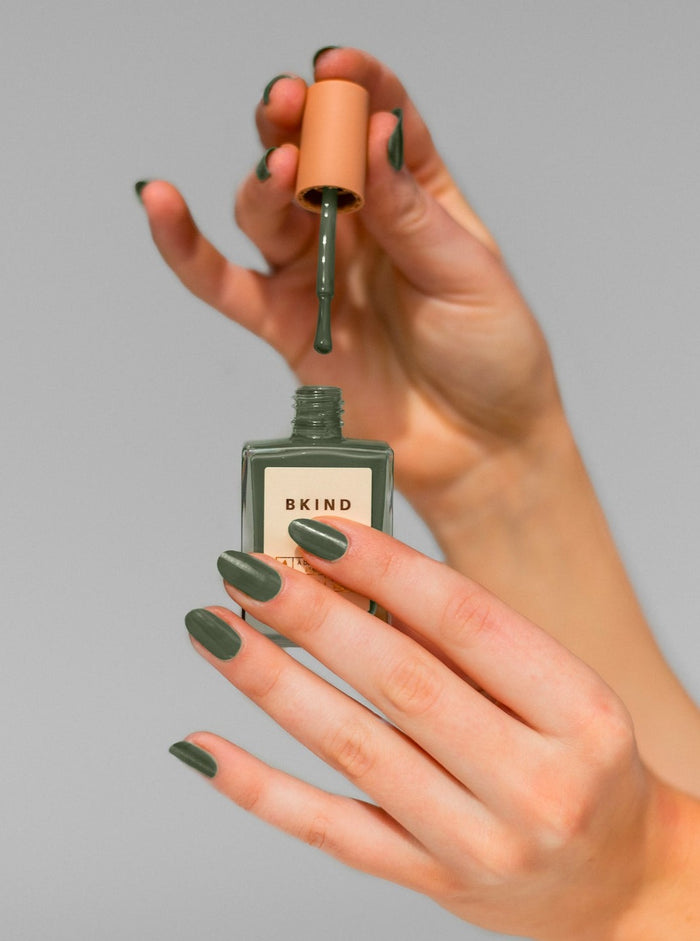 BKIND Vernis à Ongles - Sauge, vert mousse foncé. Parfaite idée de cadeau pour femme.