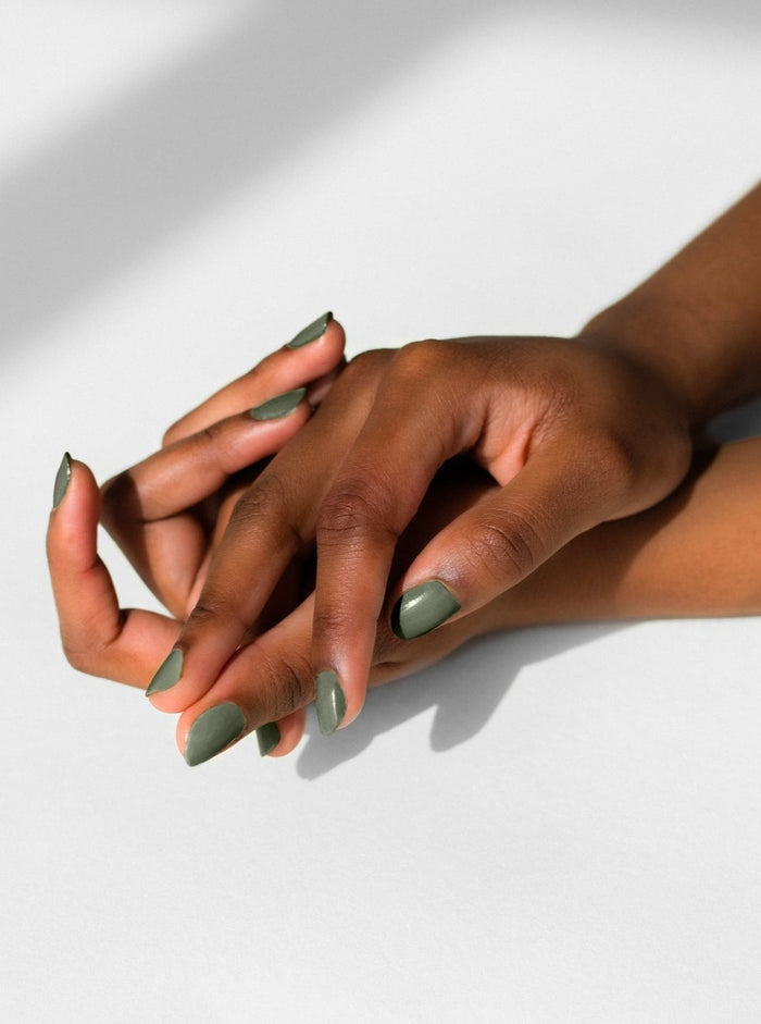 BKIND Vernis à Ongles - Sauge, vert mousse foncé. Parfaite idée de cadeau pour femme.