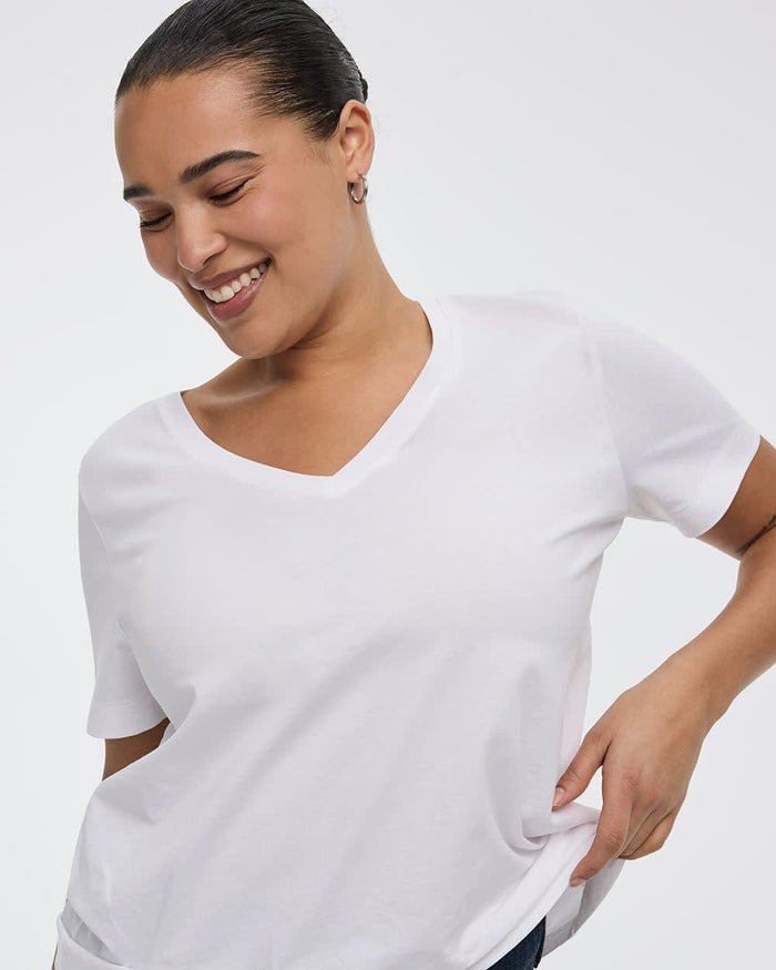 Boyfriend V-Neck T-Shirt - R Essentials