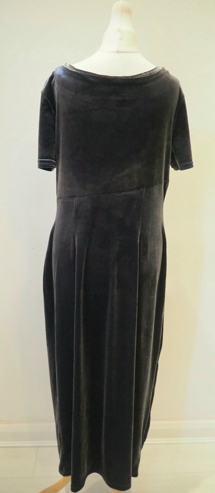 Lavita Silver Velvet Size 14