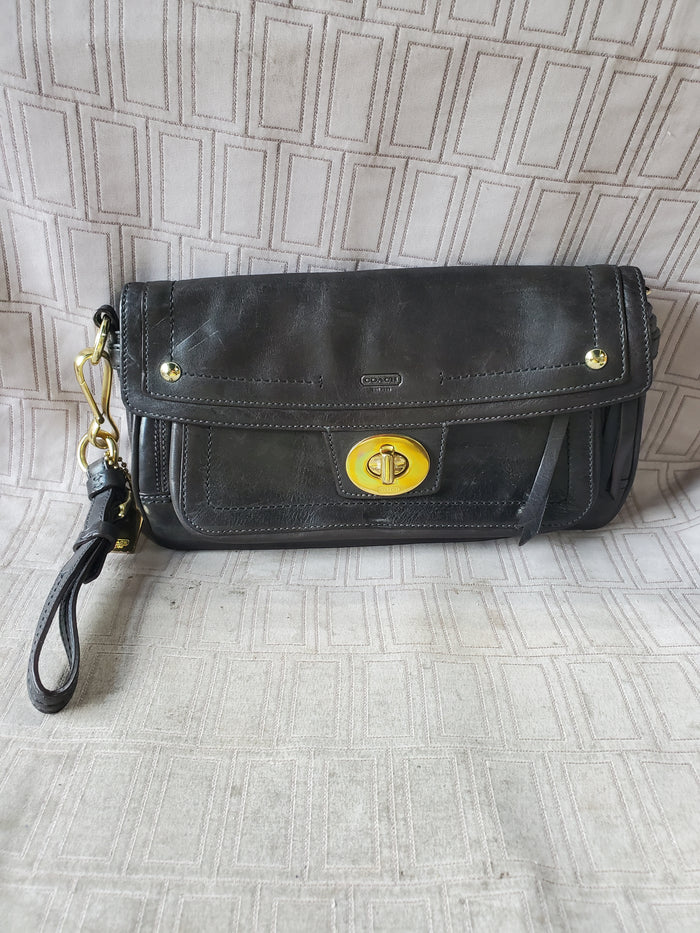 Coach Legacy Hamptons Lindsey Black Turnlock Large Leather Wristlet No. D0893-12450