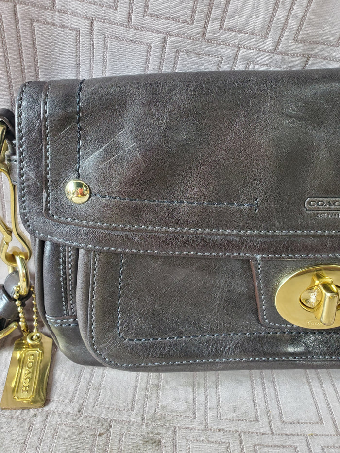 Coach Legacy Hamptons Lindsey Black Turnlock Large Leather Wristlet No. D0893-12450