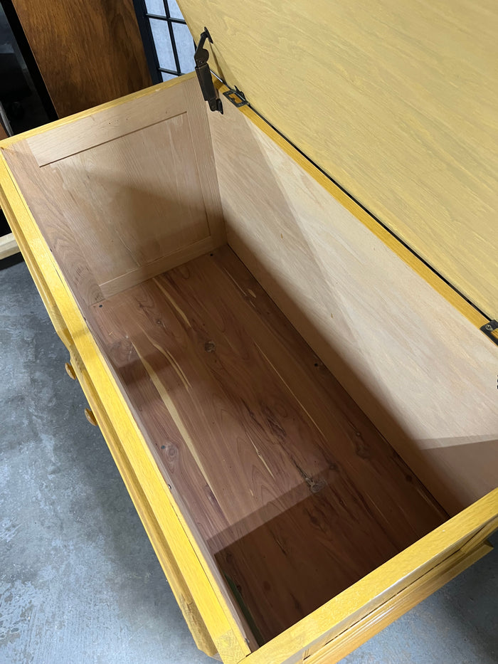 Light Wood Tone Bench/Trunk