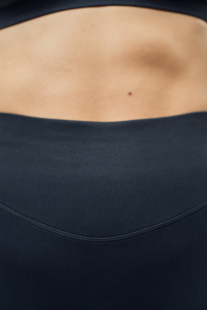 Black seamless leggings with a smooth, no-scrunch fit, designed for both gym workouts and casual wear. The leggings feature a sleek, streamlined look with a comfortable, breathable fabric