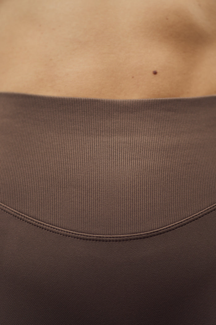 Brown seamless leggings with a smooth, no-scrunch fit, designed for both gym workouts and casual wear. The leggings feature a sleek, streamlined look with a comfortable, breathable fabric