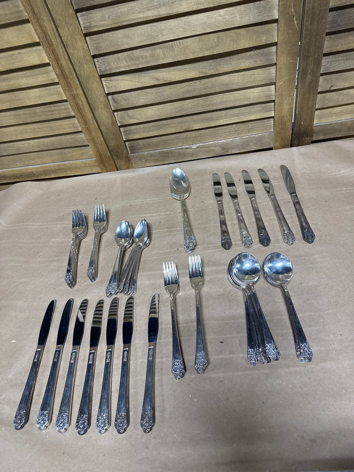 Rogers Deluxe Plate Precious Flatware Set With Case - 64 Pieced