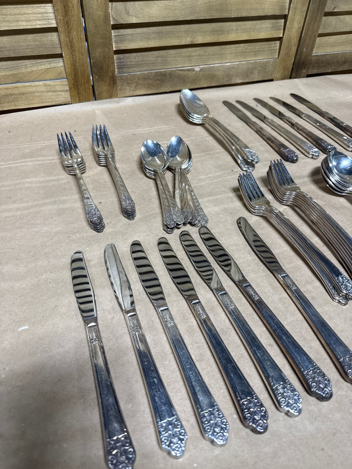 Rogers Deluxe Plate Precious Flatware Set With Case - 64 Pieced