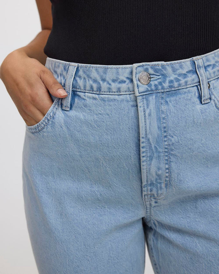 Straight-Leg Mid-Rise Jean - The Classic - Curvy Fit