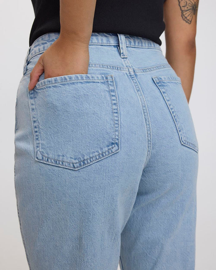 Straight-Leg Mid-Rise Jean - The Classic - Curvy Fit