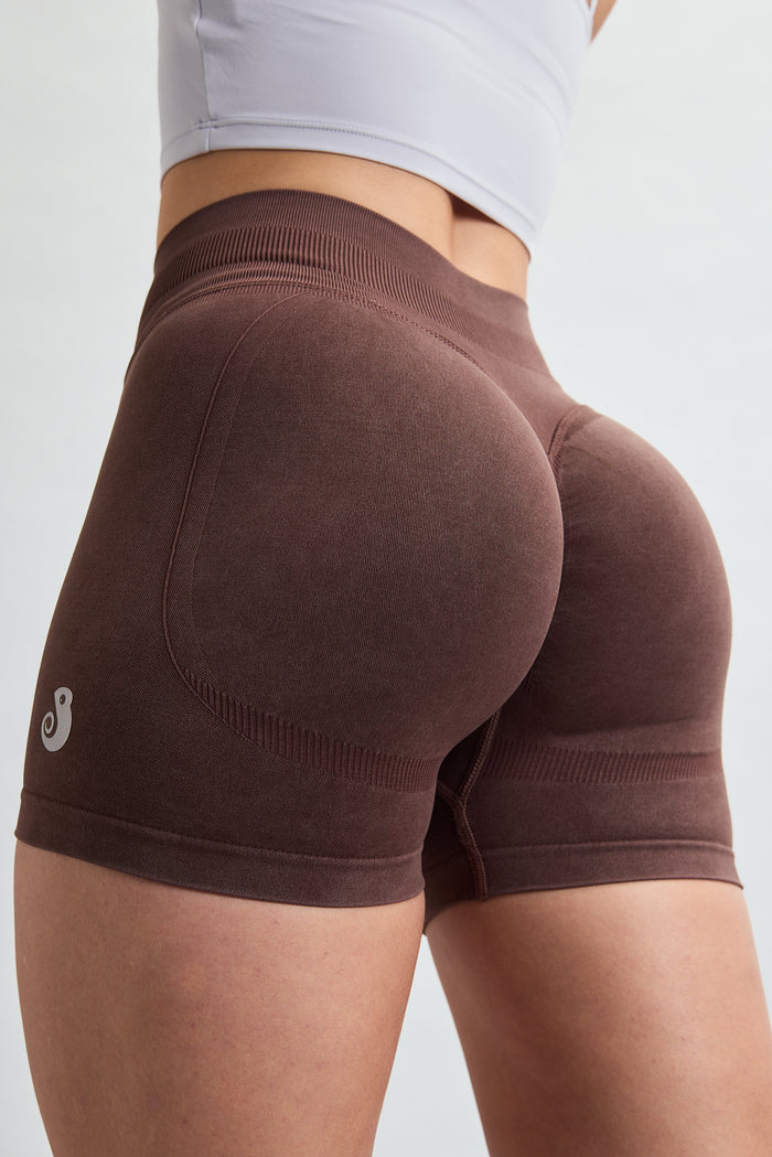 VENICE SEAMLESS SCRUNCH SHORTS DENIM BROWN
