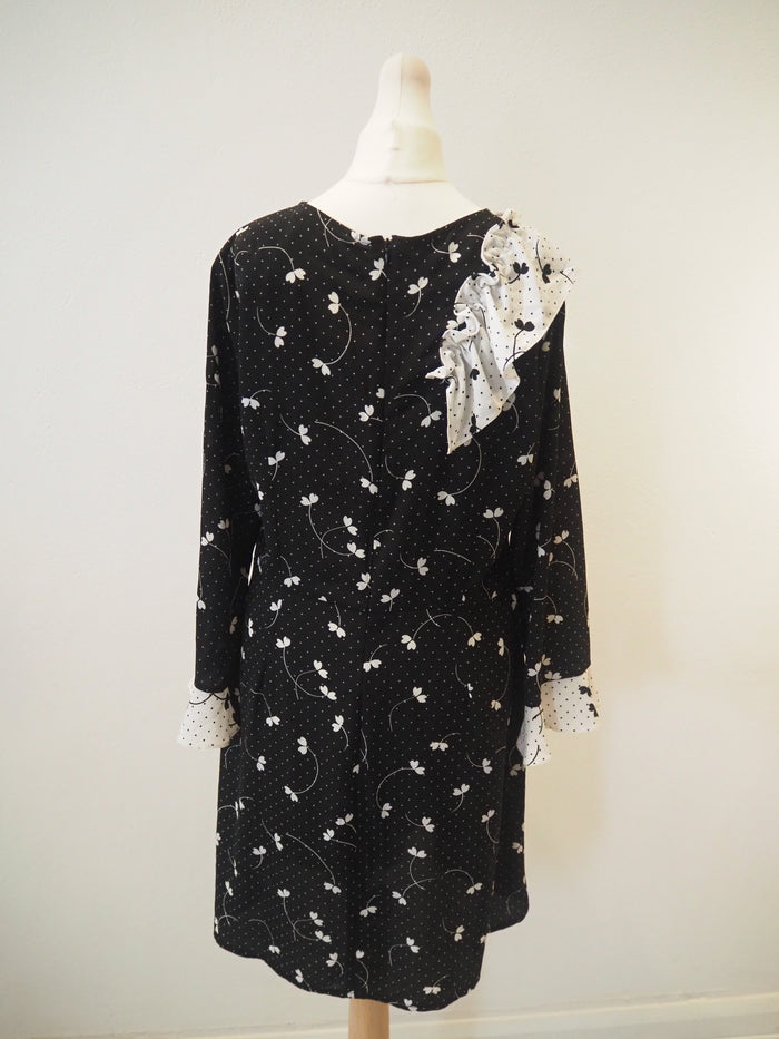 Very Black/White Ruffle Dress M